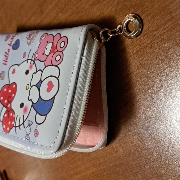 SALE Hello kitty wallet/ BUNDLE ONLY 2or more items - Picture 3 of 4